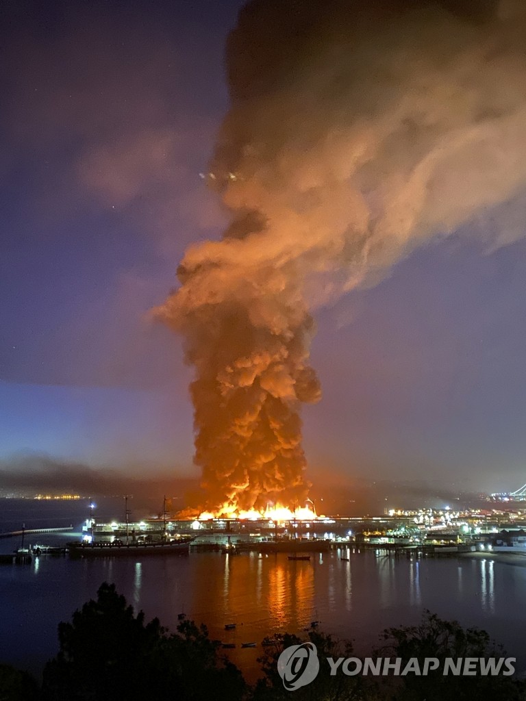 대형 화재 발생한 샌프란시스코 부두