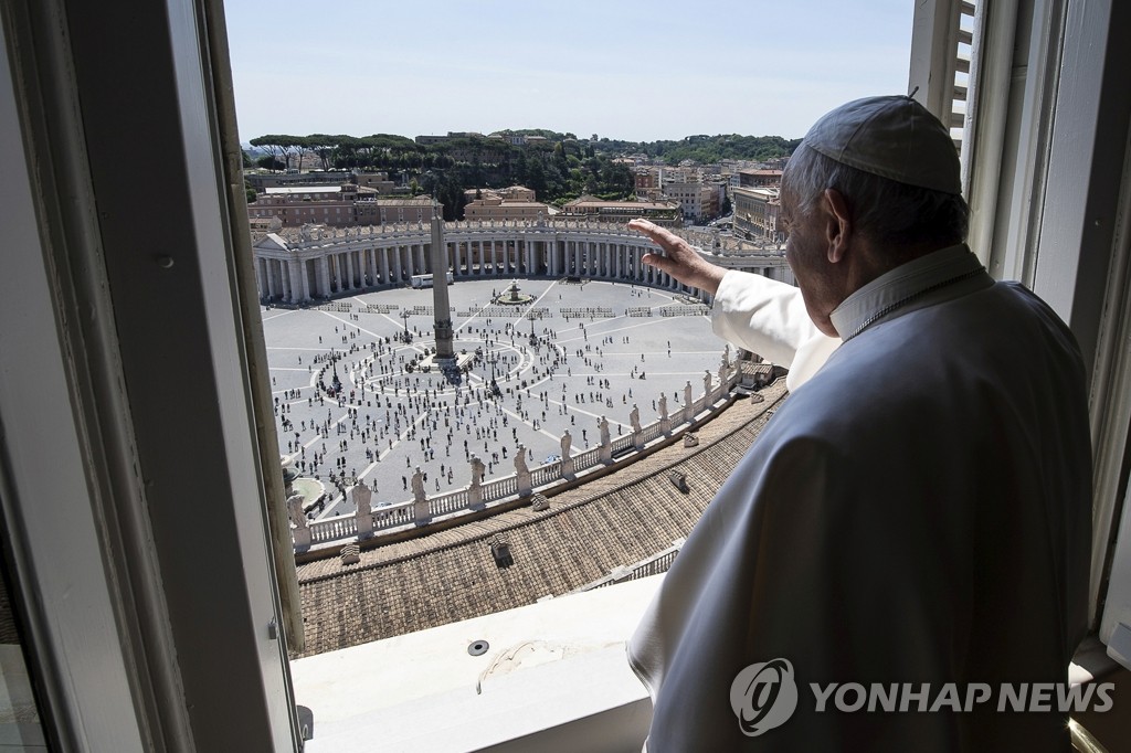 성베드로 광장에 모인 신자들에 강복하는 프란치스코 교황