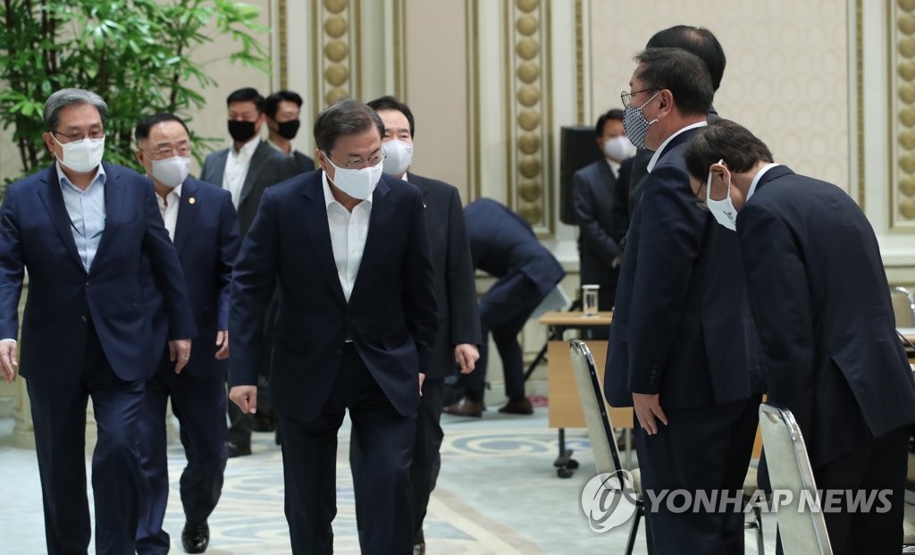 문 대통령, 더불어민주당 지도부와 인사