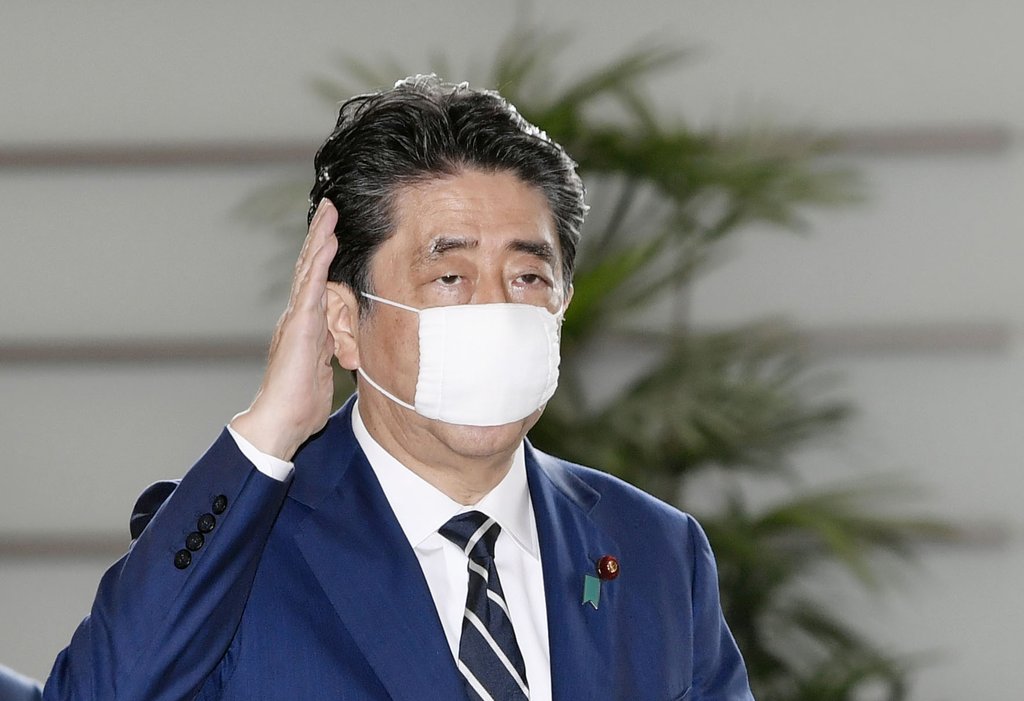 2020년 5월 25일 아베 신조 당시 일본 총리가 천 마스크를 착용하고 일본 총리관저에 들어가고 있다. [교도=연합뉴스 자료사진]