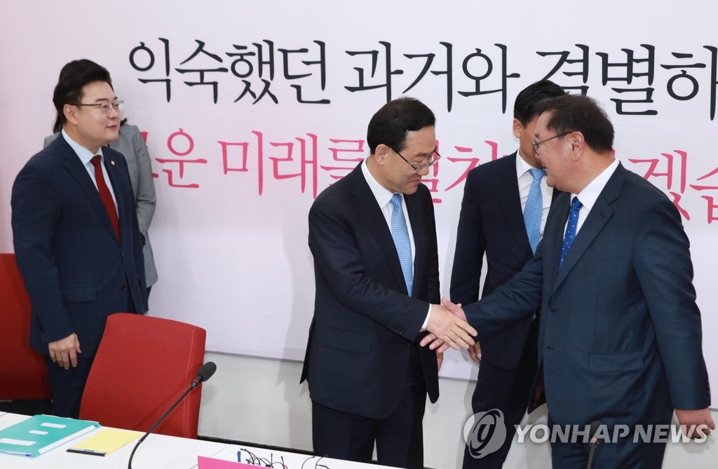 악수하는 여야 원내대표