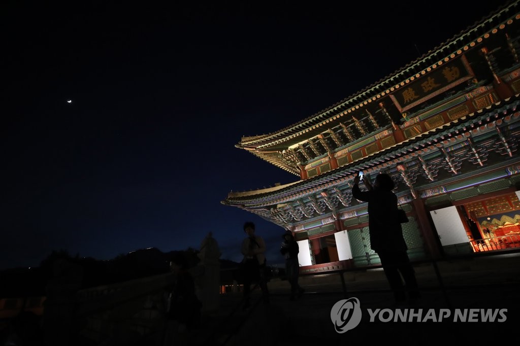 Nighttime palace tour resumes Nighttime palace tour resumes