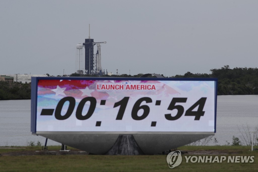 스페이스X 첫 유인우주선, 16분 54초 앞두고 발사 연기