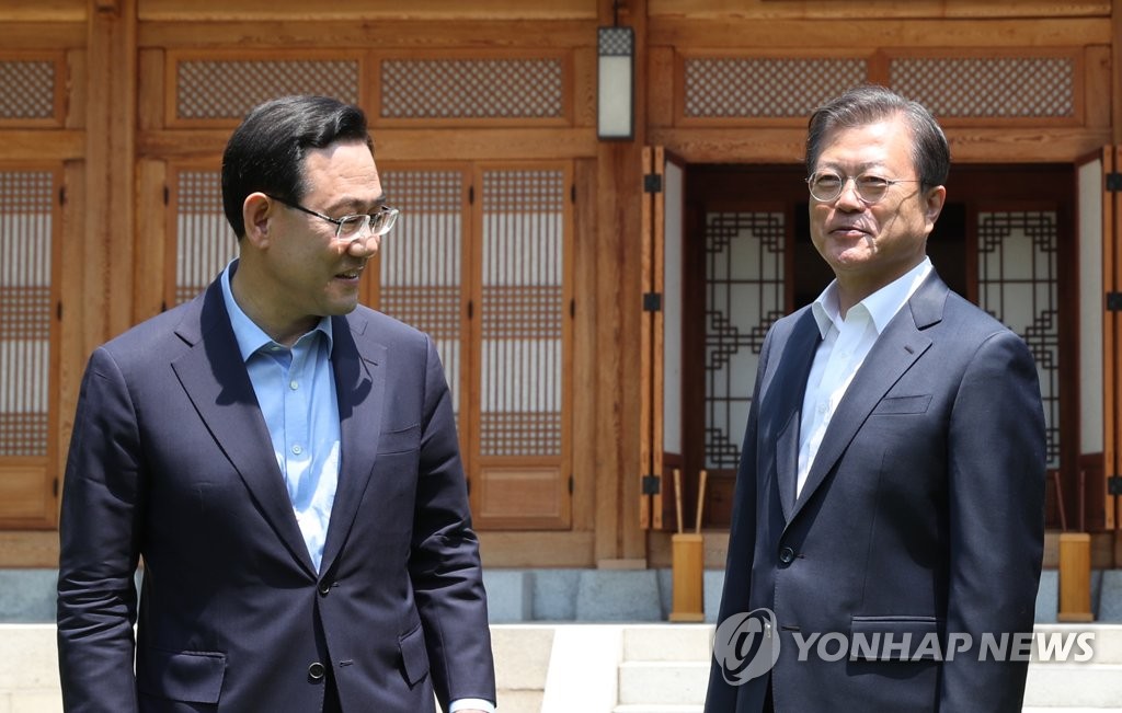오찬장 향하는 문 대통령