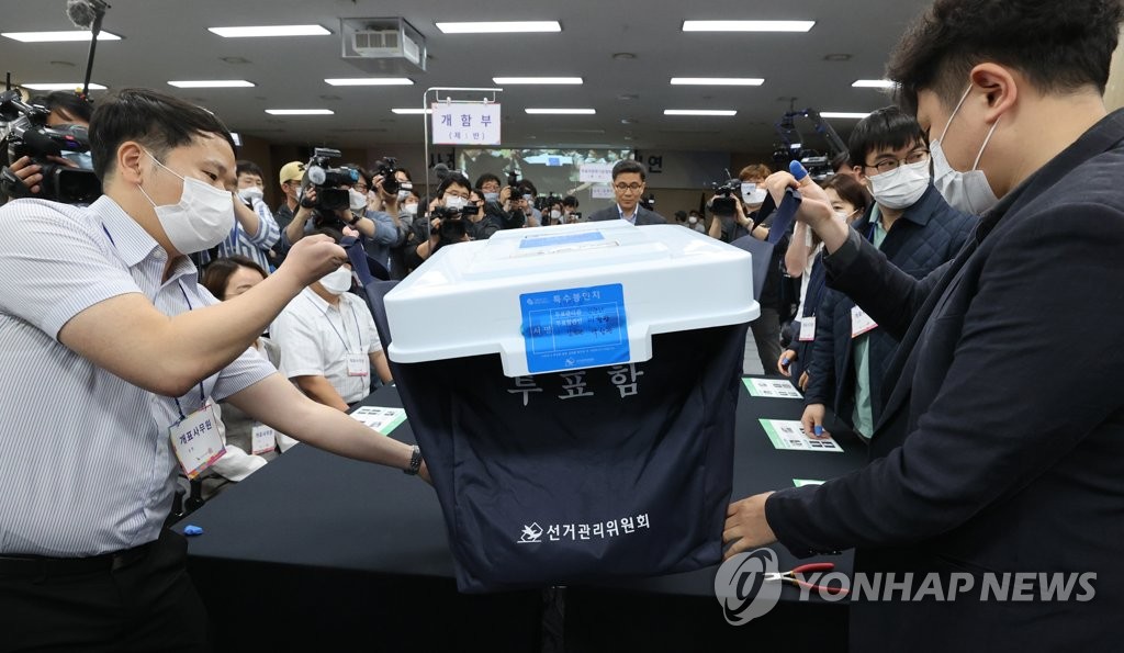 개표 공개 시연하는 선관위 관계자들