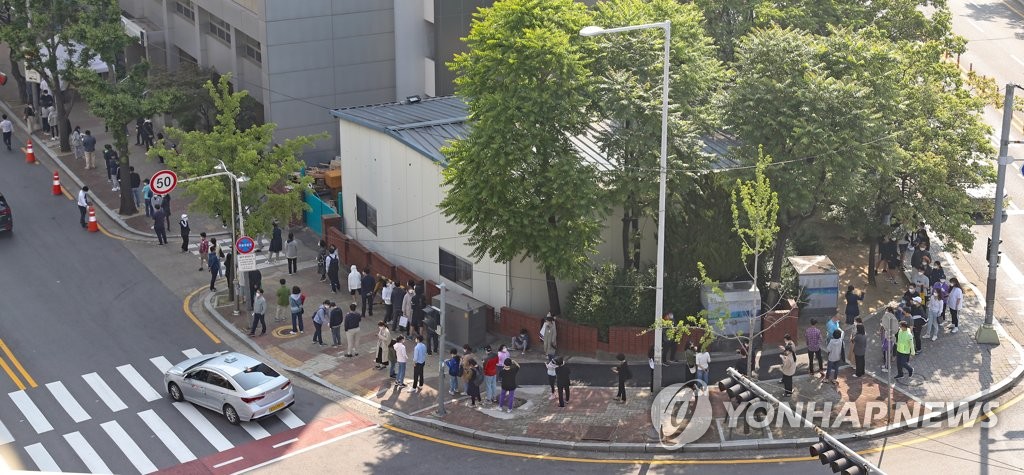 여의도성모병원 둘러싼 코로나19 검사 대기줄