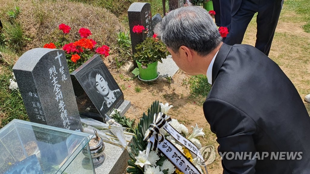 이한열 열사 묘 참배하는 노재헌씨