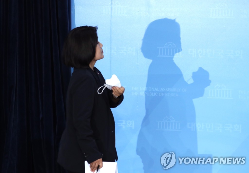 기자회견 입장하는 윤미향 당선인