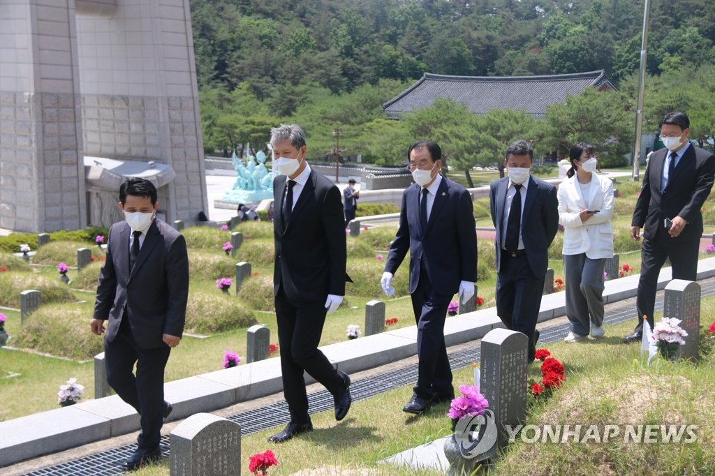 5·18묘지 둘러보는 노재헌씨