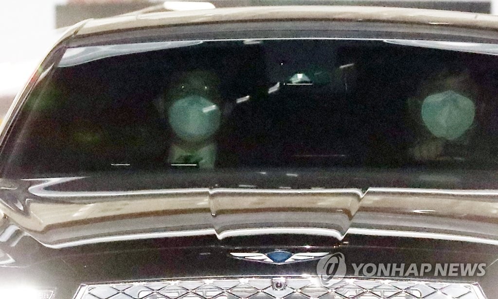 Samsung Group heir leaves after prosecution questioning Samsung Group heir leaves after prosecution questioning