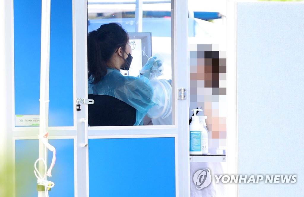 검체 채취하는 의료진