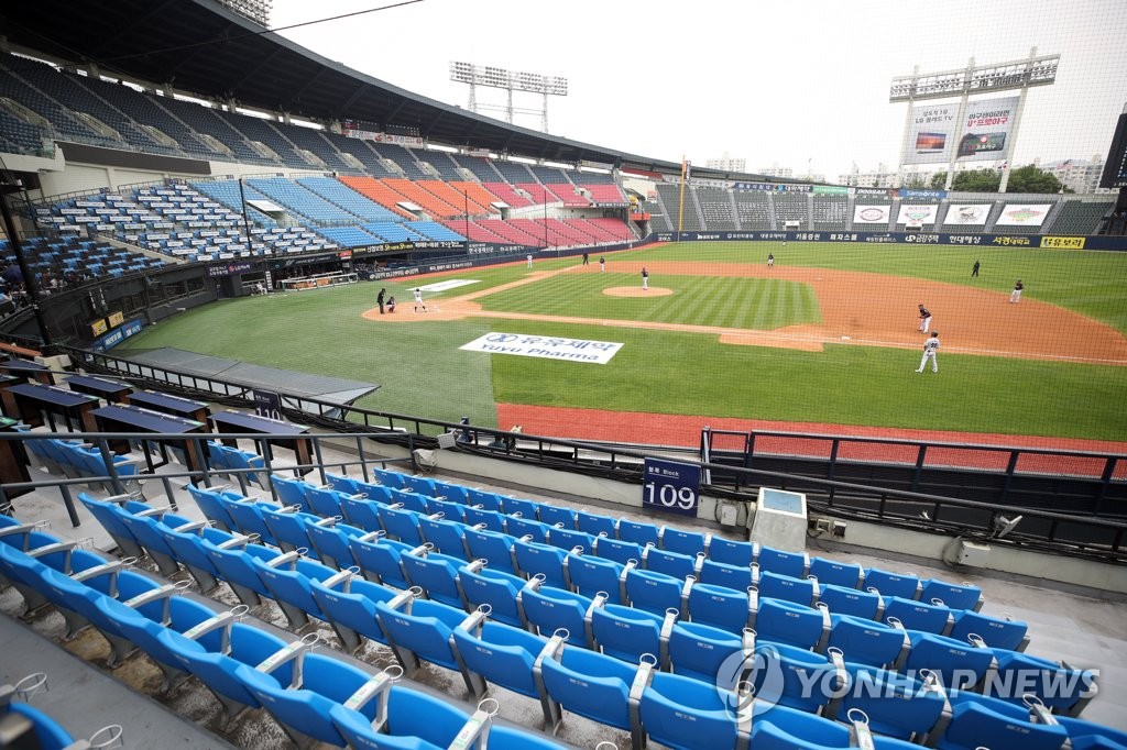 This file photo from May 31, 2020, shows a Korea Baseball Organization regular season game between the Doosan Bears and the Lotte Giants being played without fans at Jamsil Baseball Stadium in Seoul. (Yonhap)
