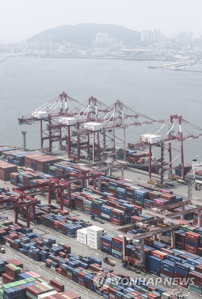 Containers are loaded for shipment at an export pier in South Korea's largest port city of Busan on June 1, 2020. South Korea's exports dropped for the third consecutive month in May due to the growing economic fallout from the coronavirus pandemic that has disrupted the global supply chain. (Yonhap)