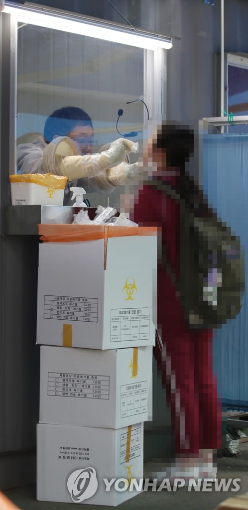 선별진료소에서 검체 채취하는 의료진