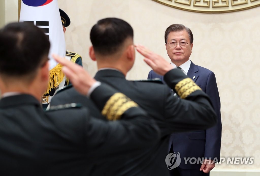 경례 받는 문 대통령