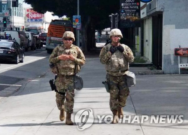 LA 한인타운 순찰하는 주 방위군