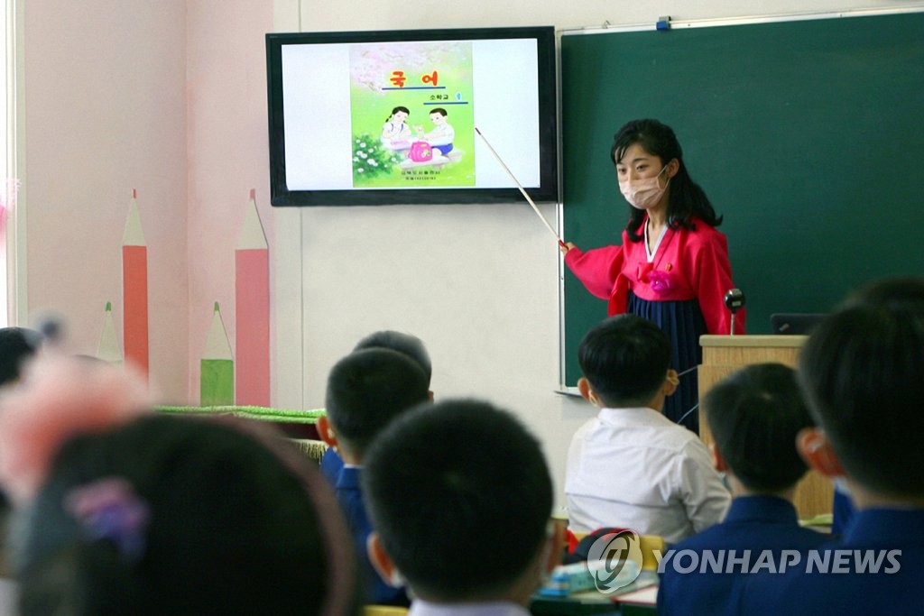 북한의 개학날, 마스크 쓴 교사