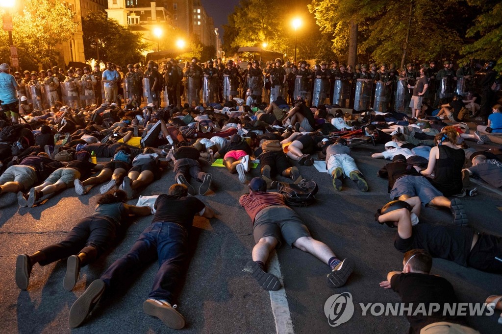 미국 백악관 경찰 저지선 앞에 엎드린 '흑인사망' 시위대