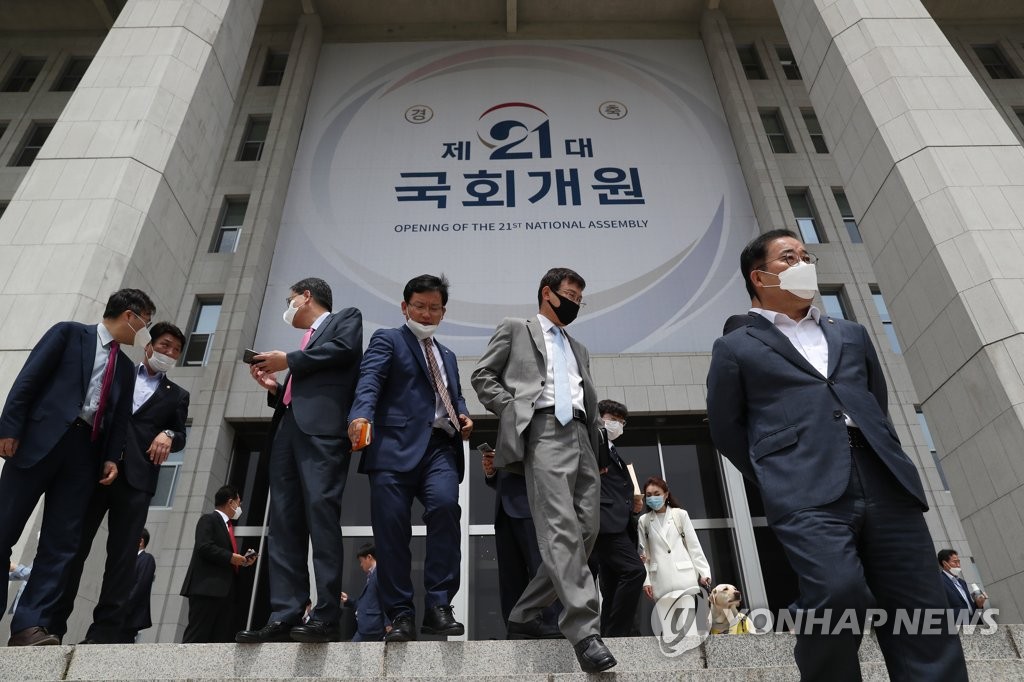 국회 나서는 미래통합당 의원들