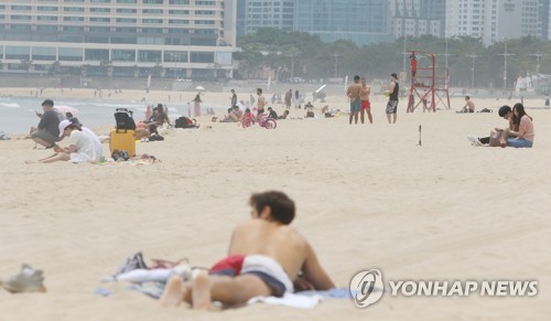 한여름 같은 해운대 해수욕장 풍경