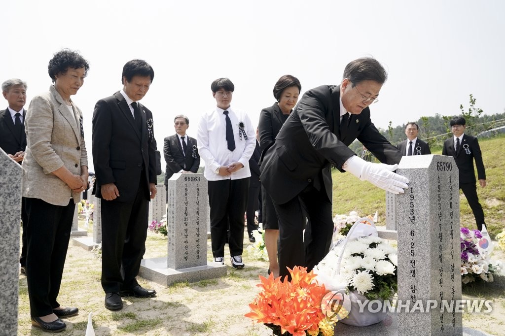 고 남궁선 이등중사 묘역 참배하는 문 대통령