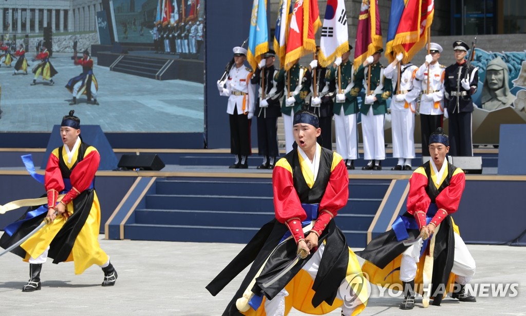 봉오동전투 전승 100주년 기념식서 공연하는 국군의장대