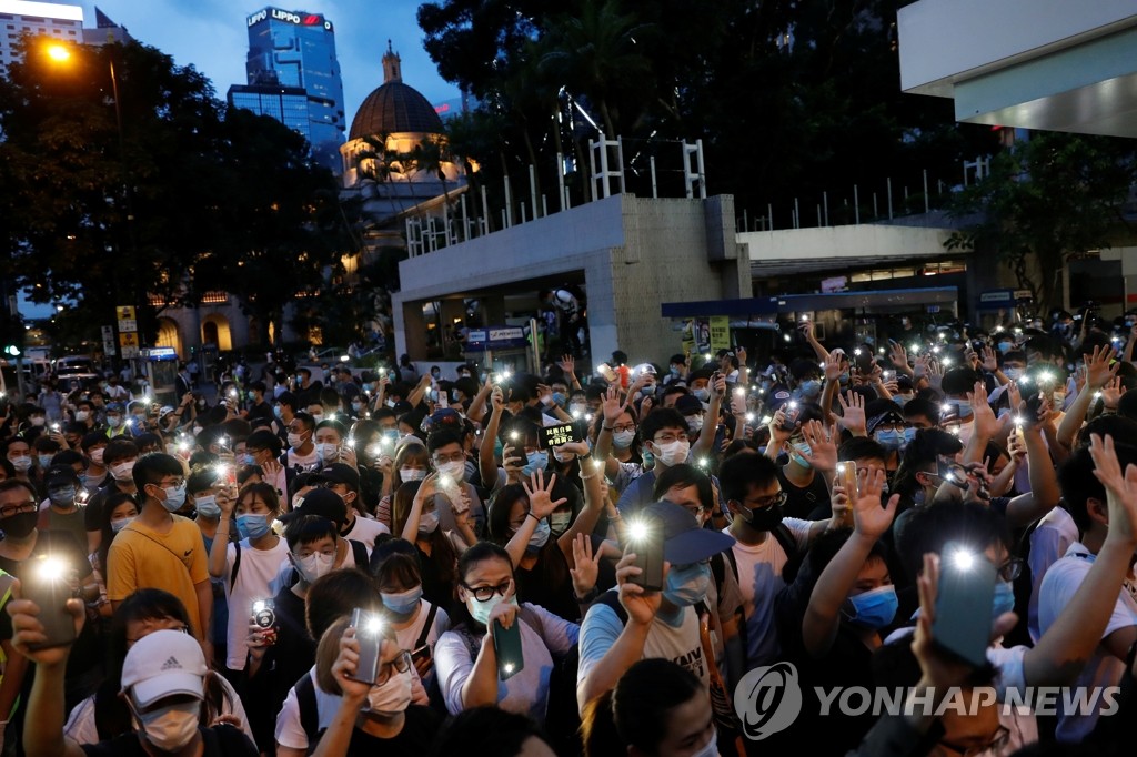 홍콩 시위 1주년 맞아 시가행진하는 시민들