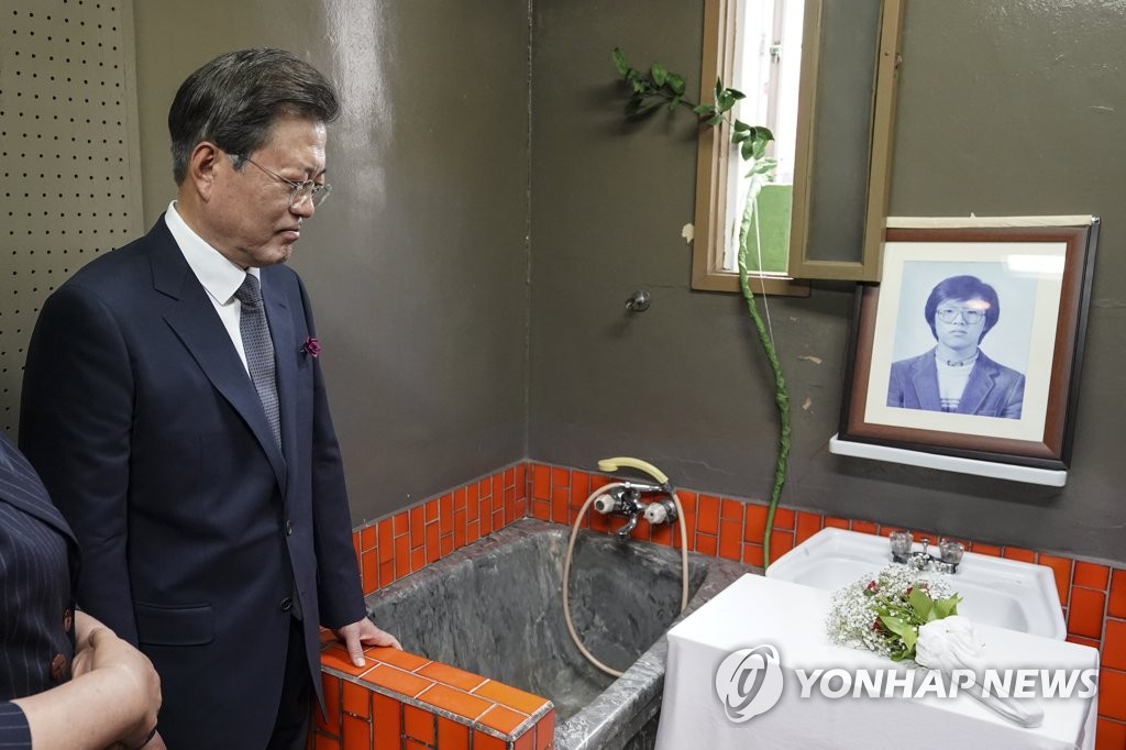 509호 조사실 둘러보는 문 대통령