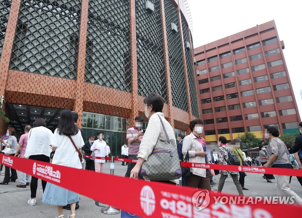 Wearing masks, worshipers line up to enter Yoido Full Gospel Church in Seoul, the biggest Protestant church in South Korea with 560,000 congregants, on June 14, 2020. (Yonhap)