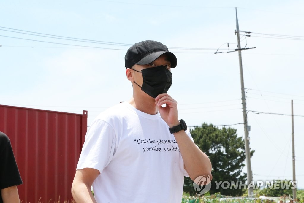 마스크 고쳐 쓰는 가수 로이킴