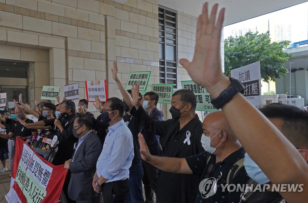 홍콩 법원 앞에서 구호 외치는 반중 언론인 지미 라이