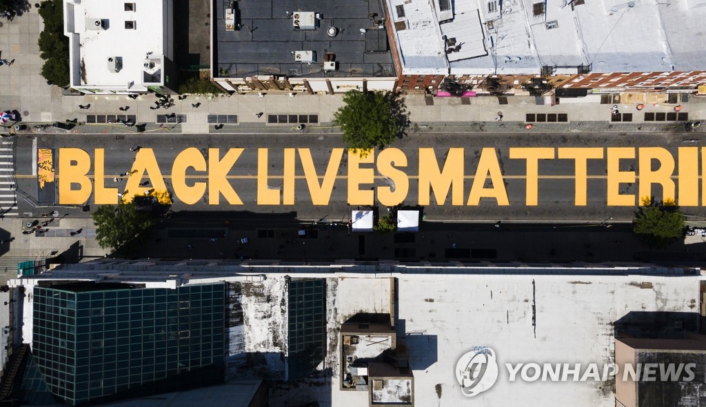 뉴욕 거리에 새겨진 '흑인 목숨도 소중하다'