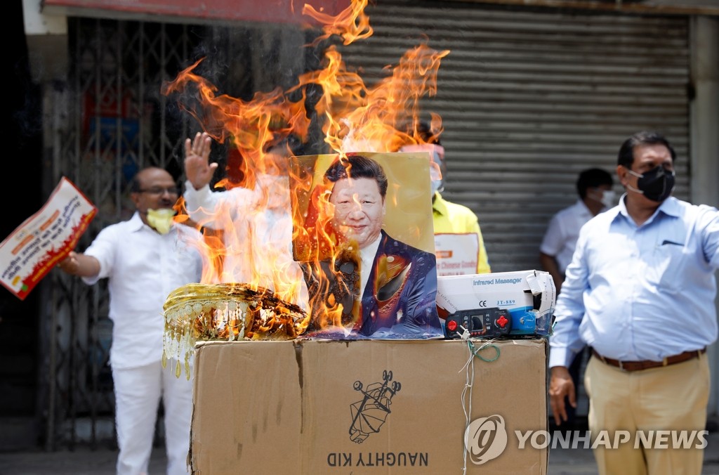 시진핑 사진 불태우는 인도 반중 시위대