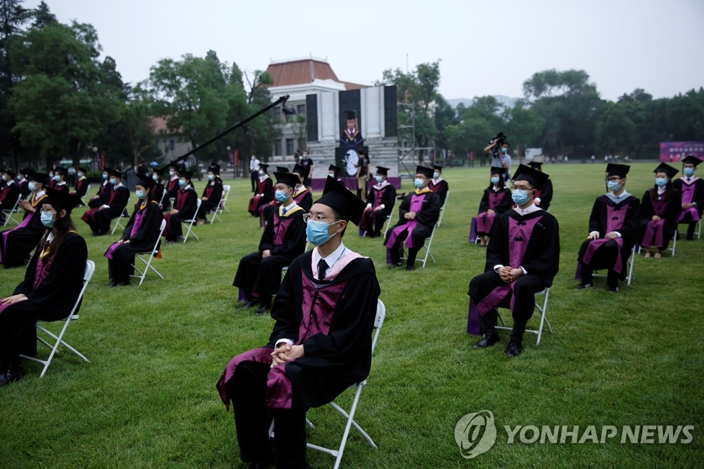 '코로나19 거리두기' 마스크 착용한 중국 대학 졸업생들