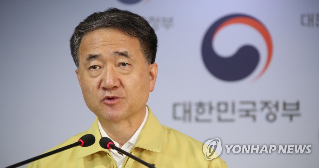 코로나19 대응 현황 브리핑하는 박능후 장관