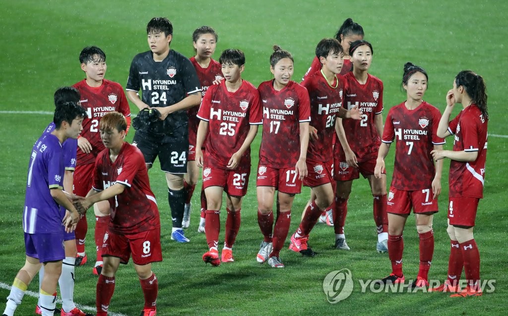 인천 현대제철 선수들이 지난 창녕WFC 와의 경기에서 승리한 뒤 기쁨 나누는 모습