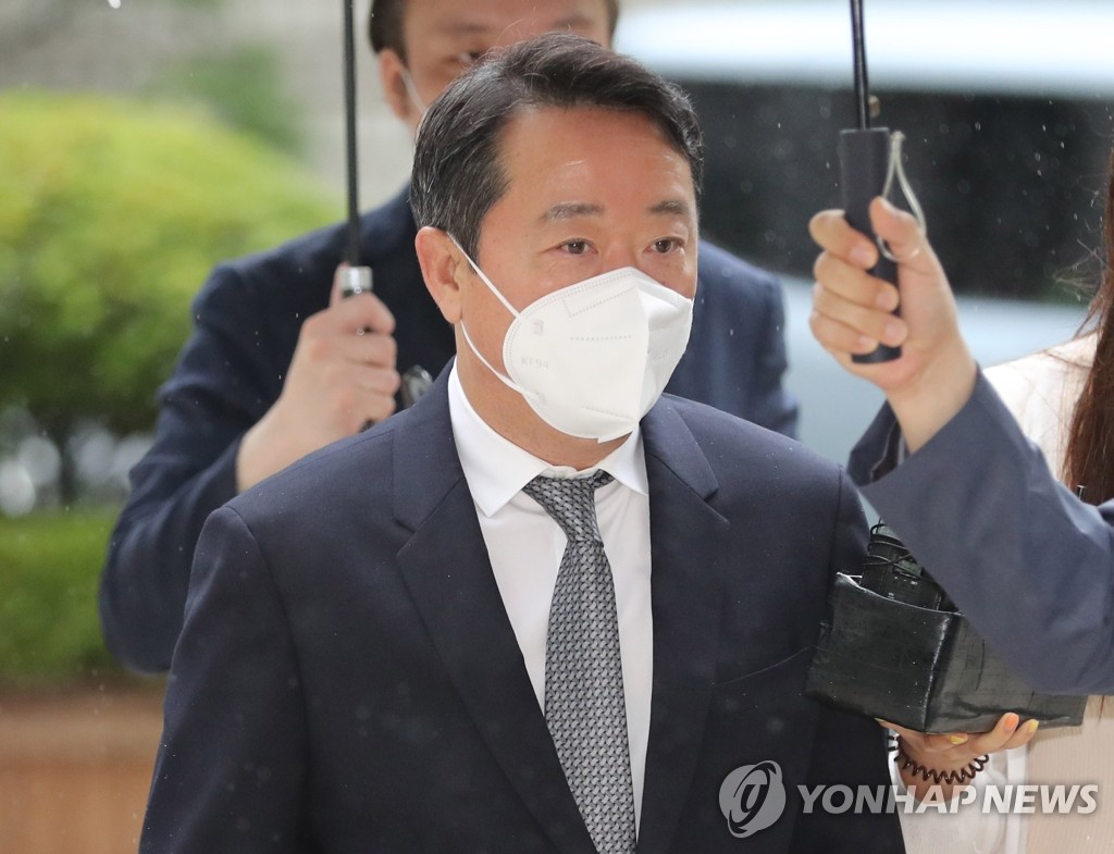 Ex-Kolon chairman in court Ex-Kolon chairman in court