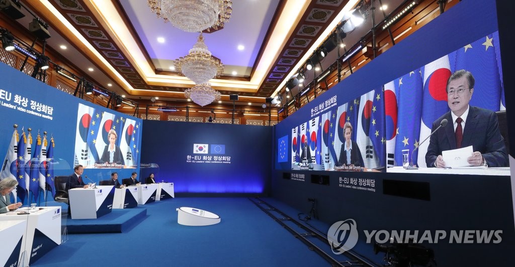 Le président Moon Jae-in prend la parole durant un sommet en ligne avec le président du Conseil européen, Charles Michel, et la présidente de la Commission européenne, Ursula von der Leyen, à Cheong Wa Dae, le mardi 30 juin 2020.