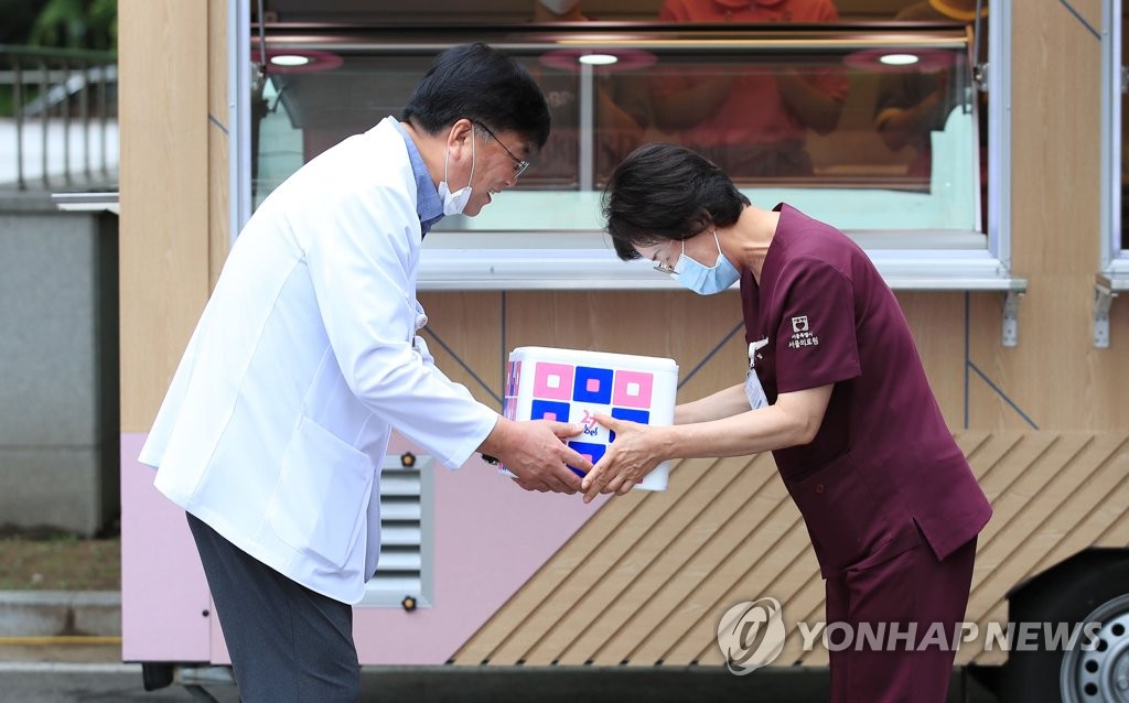 의료진에게 아이스크림 전달하는 송관영 의료원장