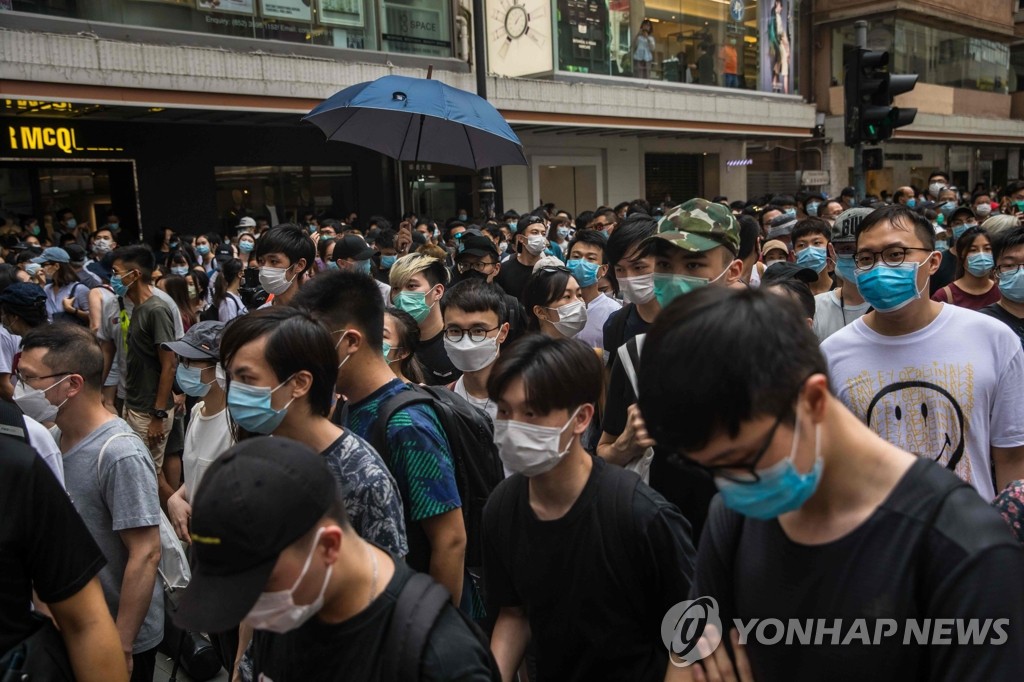 '보안법 반대' 시가행진 벌이는 홍콩 시민들