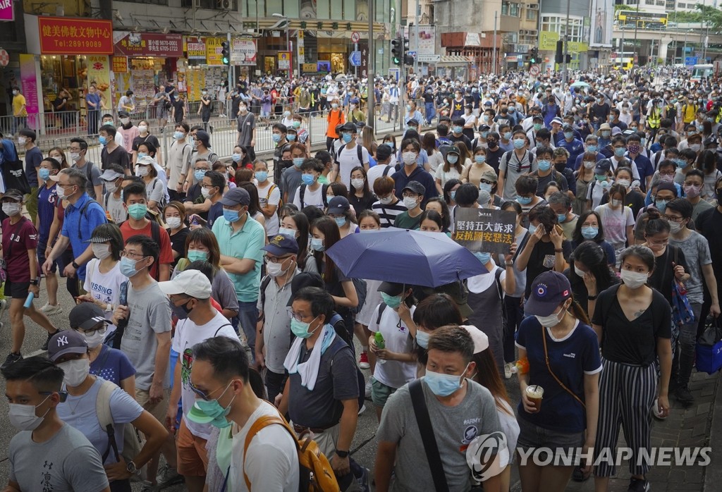 행진하는 홍콩 보안법 비난 시위대