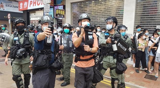 시위대 향해 후추 스프레이 겨누는 홍콩 경찰