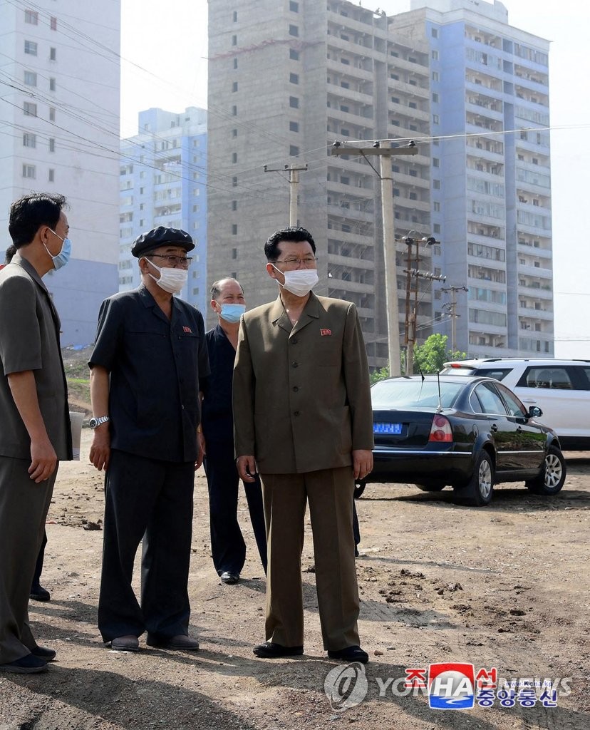 El primer ministro norcoreano inspecciona una obra de construcción El primer ministro norcoreano inspecciona una obra de construcción