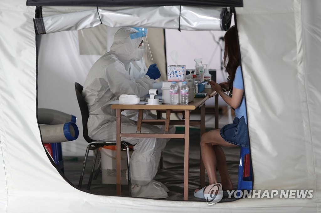 확진자 급증에 선별진료소 '비상'