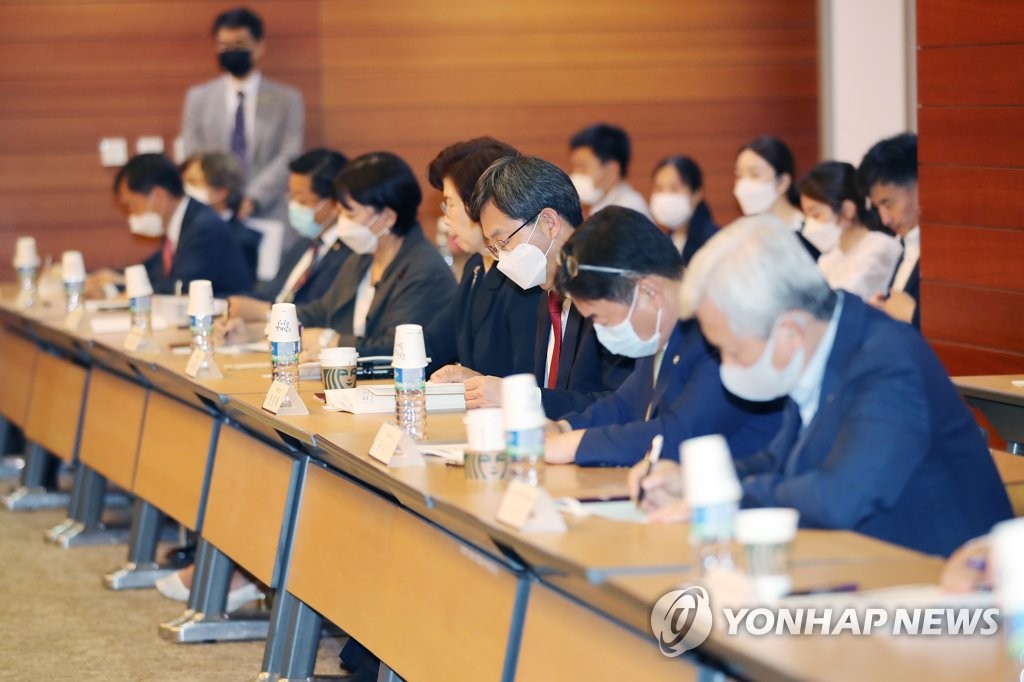 한자리에 모인 대학 및 전문대학 총장들