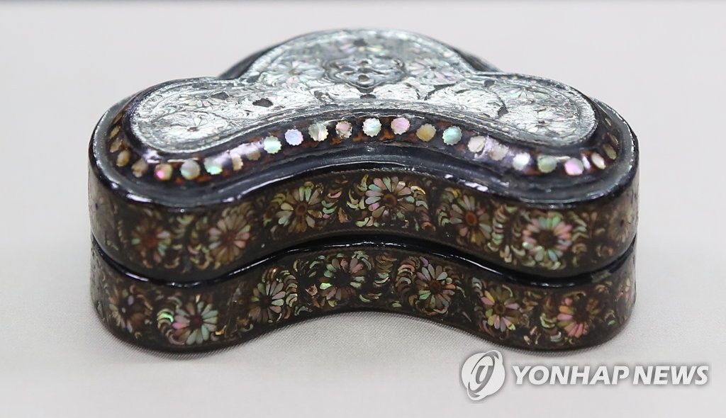 섬세함 뽐내는 나전국화넝쿨무늬합