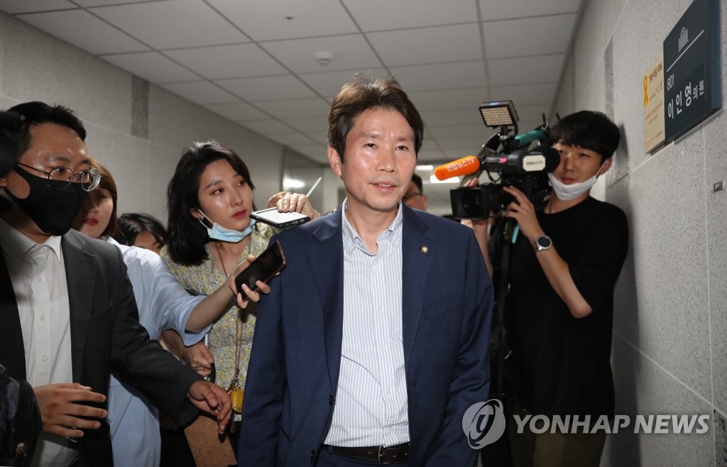 취재진에 둘러싸인 이인영