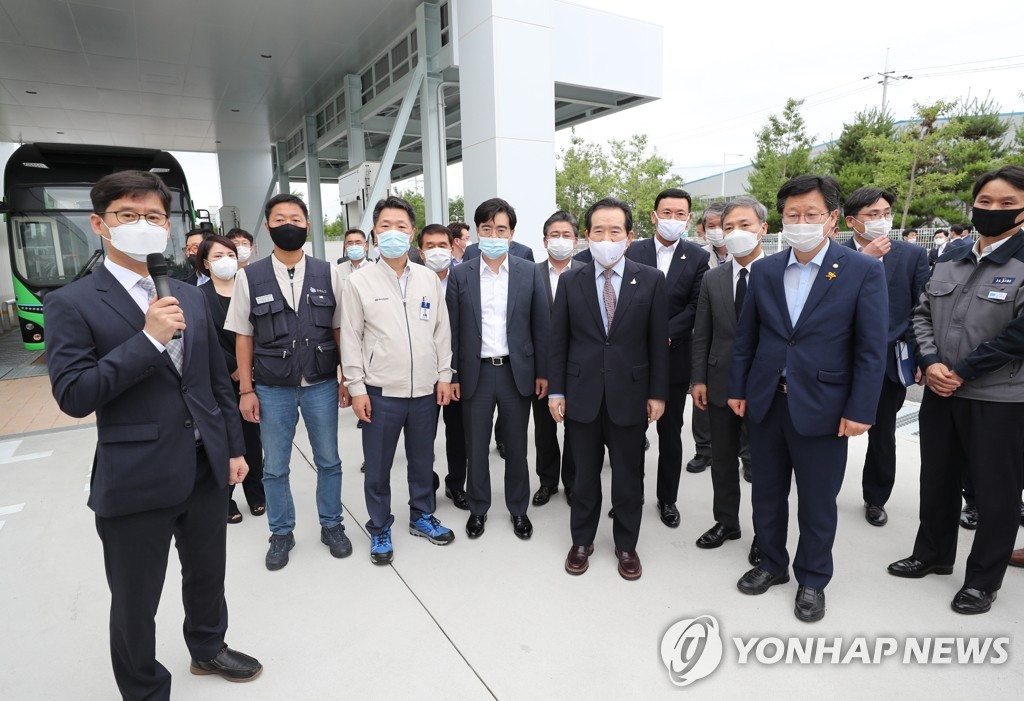 완주 수소충전소 찾은 정세균 총리
