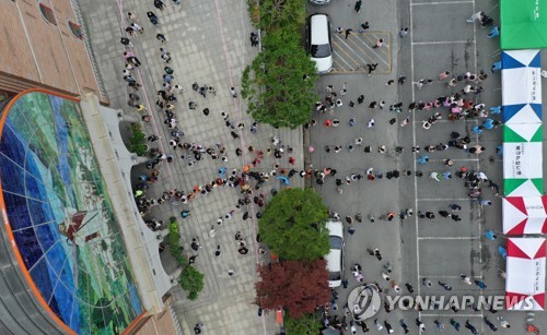 코로나19 검사 기다리는 광주 일곡중앙교회 신도들