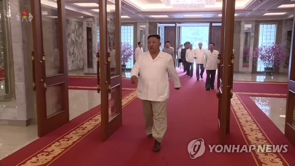 한 달 만에 다시 모습 드러낸 김정은 위원장…혼자 걷는 영상도 공개